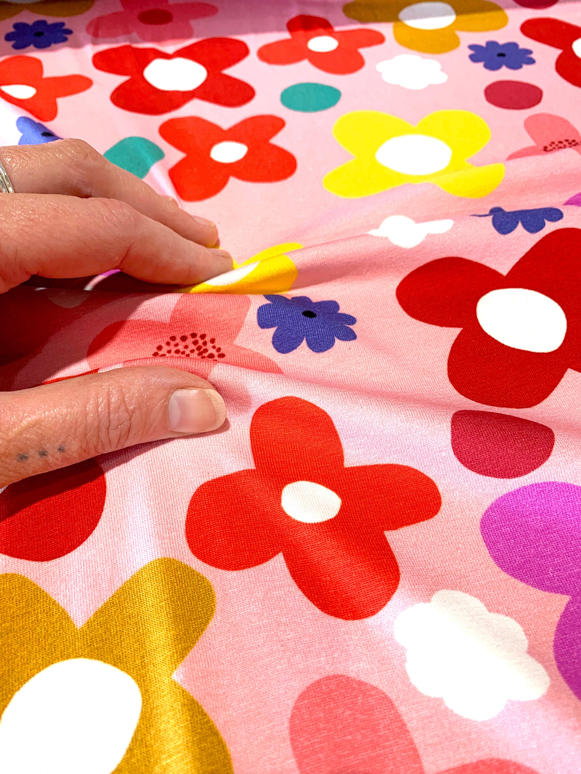 Daisy Pop (peach) Cotton Jersey (CUT PIECE 1.2M $10)